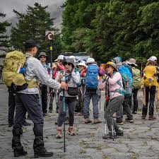 Mulher de 99 anos é resgatada ao tentar escalar o Monte Fuji; alpinista suíço é encontrado morto