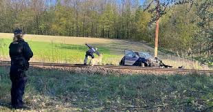 Wyrzucił kobietę z auta. Pociąg staranował skradziony samochód