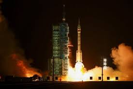 China lança missão para se preparar para ida à Lua; astronauta chinês passará um ano no espaço pela primeira vez