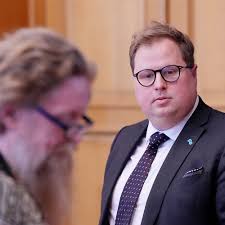 Man kan spørre seg hvem som er hykleren