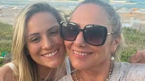 Filha de Heloísa Périssé rebate comentário homofóbico sobre mãe: 'Presa'