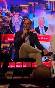 Em premiere de 'Dark horse' em Las Vegas, Eduardo Bolsonaro fala de 'guerra cultural', Lava-Jato e evita Vorcaro