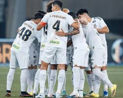 Buscando 'descolar' do Z-4, Santos recebe a lanterna Chapecoense. as equipes