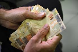 Rendimento médio da população brasileira atinge R$ 3.367 em 2025