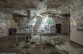 Résultat de recherche d'images pour "horrific haunted houses abandoned"