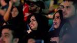 بالفيديو... عرض أزياء نسائية يثير