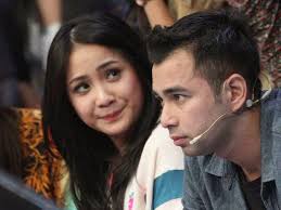 Nagita Slavina dan Raffi Ahmad batal bertunangan pada 26 April 2014 seperti yang dirumorkan sebelumnya. Mengapa? Raffi Ahmad sebelumnya mengatakan jika pada ... - Raffi-Ahmad-dan-Nagita-Slavina