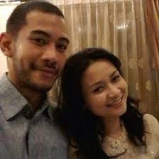 Chaerani Jusuf (32) bersama calon suaminya, Marah laut C Noer (33). Pasangan ini dijadwalkan menikah 24 Agustus 2013 mendatang di Pacific Palace, Jakarta. - ade-jusuf-marah-laut