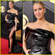 Nikki Glaser Shows Off Major Leg in Latex Dress at Grammys 2026