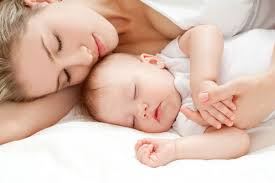 Resultado de imagen para mama durmiendo con el bebe en la cama