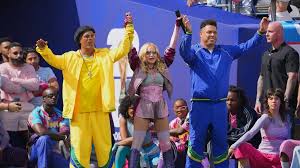 Madonna revive los 90 junto a Ronaldinho y Ronaldo en la final del Mundial