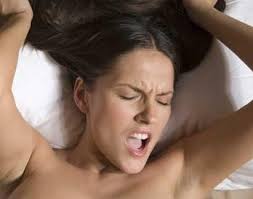 Resultado de imagen para mujer sintiendo dolor sexual