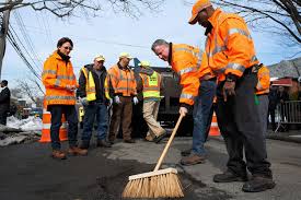 Résultat de recherche d'images pour "de blasio shovel"