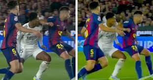 Jude Bellingham gets elbowed in face by Barcelona defender Eric Garcia - why didn't Real Madrid receive penalty for it?