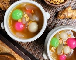 Gambar bowl of Ronde, a warm gingerbased dessert with sweet fillings.