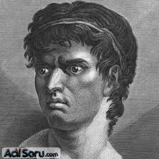 Bürütüsün Decimus Junius Brutus Albinus`dur.Brütüs sezarın manevi oğludur.Sezara sende mi Brütüs dedirten adamdır. Brütüs asil bir ailenin çocuğudur. - brutus