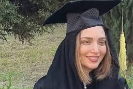 ببینید | اشک شوق بهنوش طباطبایی، بازیگر سینما در جشن فارغ التحصیلی دکترای روانشناسی