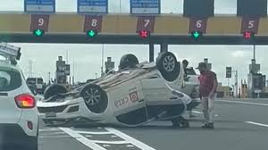 Carro capota na Rodovia Anhanguera em Nova Odessa e motorista sai ileso