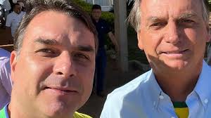 Flávio visita Jair Bolsonaro e diz que ele está bem, após Michelle falar em piora