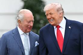 Król Karol III odwiedza Donalda Trumpa. Mit "specjalnych relacji" z USA