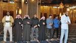 بالصور..«أبو تريكة» يصلي في المسجد