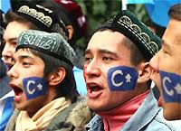 Người Duy Ngô Nhĩ ở nước ngoài biểu tình phản đối Bắc Kinh (Reuters) - 14xinjiangturkchinaTT200
