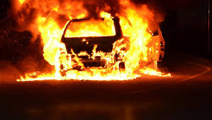 Uzès: Incendie Suspect Ravage un Garage! 9 Véhicules Détruits!