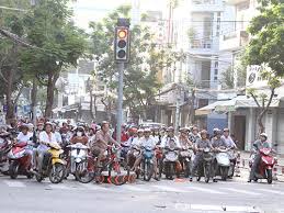 Kết quả hình ảnh cho dừng đèn đỏ khi đi xe máy