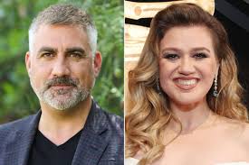 Kelly Clarkson Receives a Flirty Offer from American Idol Taylor Hicks
