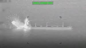 Blockade im Golf von Oman: US-Militär beschießt Frachtschiff mit Kampfjet — n-tv.de