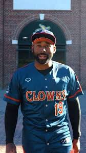 Indianapolis Clowns Rally From 2-0 Deficit to Walk Off Party Animals, 4-3, Before Sold-Out Hartford Crowd