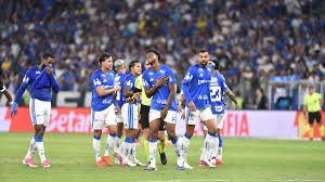 Zagueiro do Cruzeiro substituído contra Atlético aparece com braço imobilizado