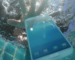 Gambar Smartphone falling into water