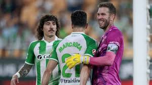 El Betis honra la despedida de Adrián San Miguel en un intenso duelo ante el Levante