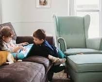 mother and her pet sitting on a couchの画像