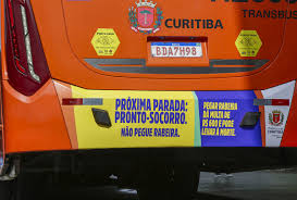 Ônibus ganham botão secreto 'anti-rabeira' e Lei prevê multa de até R$ 900 para infratores