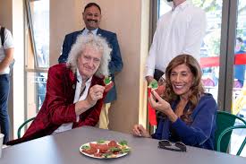 Brian May Honore Freddie Mercury: Jardin Mémorial Inauguré!