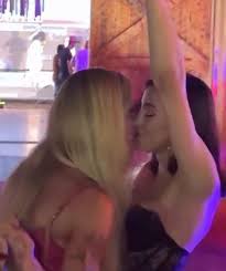 Maya Massafera e Bella Longuinho são flagradas aos beijos