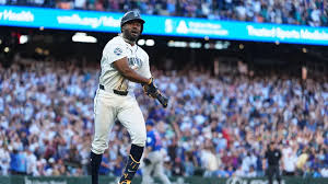 Randy Arozarena es recibido con ovación durante el sexto de la serie de campeonato de la Liga Americana entre Guardians y Rays