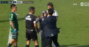 ¡Insólito! Hincha invade cancha tras penal de Di María: ¿Central a la Libertadores?