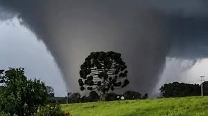 Grave onda de tempestades com vendavais destrutivos e risco de tornados