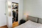 Un dressing dans une petite chambre faux