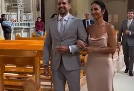Luxo e chinelo de dedo? Ivete Sangalo divide opiniões com escolha de look para casamento na Itália