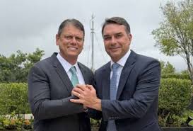 Uma dúvida sobre Tarcísio de Freitas intriga lulistas e bolsonaristas