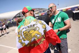 Torcedores aparecem com versão da bandeira do Irã proibida pela Fifa no entorno de estádio de Los Angeles