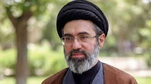 تصویر عیادت آیت‌الله سید مجتبی خامنه‌ای از سفیر وقت ایران در لبنان پس از انفجار پیجرها