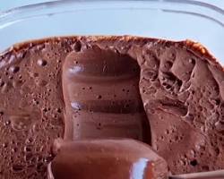 Mousse de chocolate belga com raspas de ouro comestível