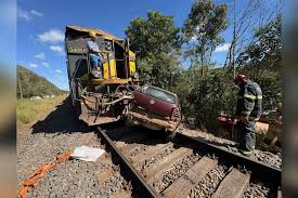 Trem arrasta e esmaga carro, matando motorista em MG