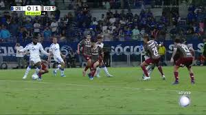 Gerson se revolta e pede pênalti de Guga em chance clara do Cruzeiro