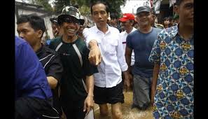 YOUTUBE JOKOWI & IRIANI KUNJUNGI KORBAN BANJIR Hujan Deras Jokowi Memberi Semangat Korban Banjir-Tim SAR